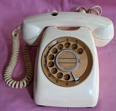 NO：8152431#早期600型-A1轉盤米色電話機