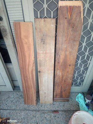 早期的樟木板17 x106cm一塊，檜木板17x106cm一塊，21x119cm一塊共三塊一組，厚1.5cm,很香