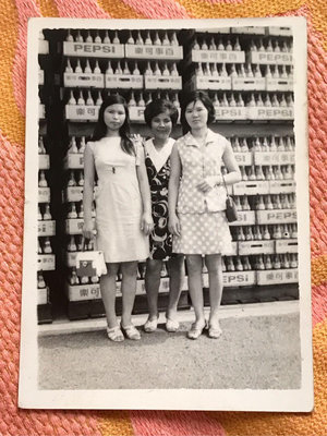 （消失的國度）1960年代，早期玻璃瓶裝百事可樂與台灣本土時髦黑貓姊仔裝扮