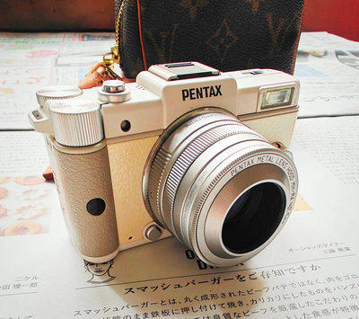 絕版Pentax Q 01標準定焦鏡頭加稀有遮光罩