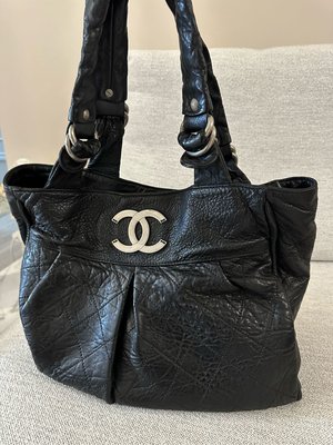 香奈兒 二手真品 Chanel 耐用牛皮 全真皮材質 大包 tote包 購物包，黑色托特包 肩背包 正面銀釦大CC logo。 九成新 42cm