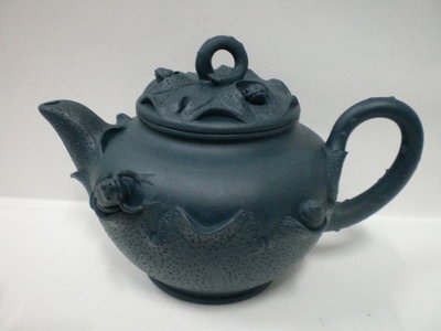 (收藏之家)老藏家獻寶..很早期中國工藝美術大師蔣蓉  珍貴天青泥精製 荷葉青蛙壺 這把是真品???但有一隻青蛙跑掉了