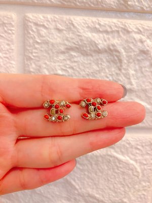 （🎉已售）近全新專櫃正品✨香奈兒Chanel 經典雙C logo多彩寶石紅瑠石鑲水鑽造型耳環