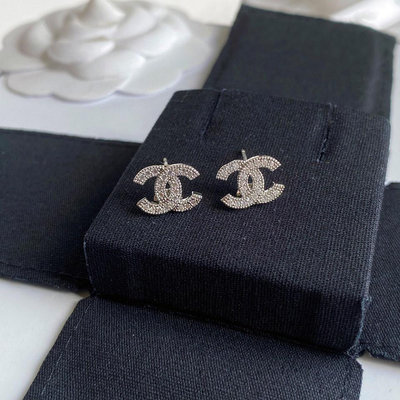 Chanel香奈兒最新款迷你logo字母耳釘耳環 純銀針 熱銷款 ！款式 同材質.小香經典Logo字印香奈 NO15782