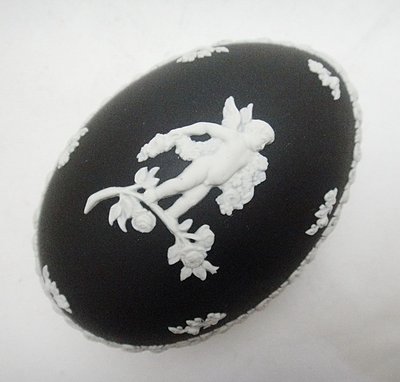 小 西 洋 ☪ ¸¸.•*´¯` 【星期三結標】 罕見英國製Wedgwood黑色玄武岩碧玉浮雕蛋型珠寶盒