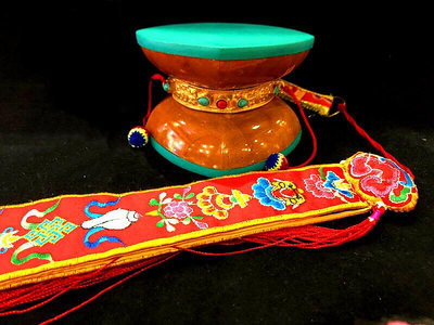 尼泊爾進口手鼓法鼓法器鎏金羊皮嘎巴拉法鼓紫檀木送鼓套