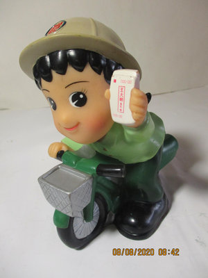 《瑋哥童趣屋》中華郵政 腳踏車 女郵差 公仔娃娃 存錢筒/ 撲滿~(尺寸高約：16 cm，很舊了)