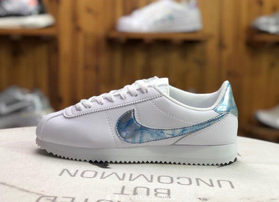 Nike CLASSIC CORTEZ SE 白藍 仙度瑞拉 阿甘 休閒滑板鞋 AH7528