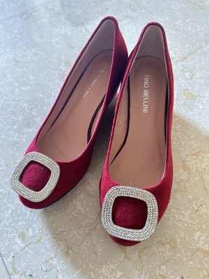 購自微風，紅色楔型鞋品牌TINO BELLINI尺寸35
