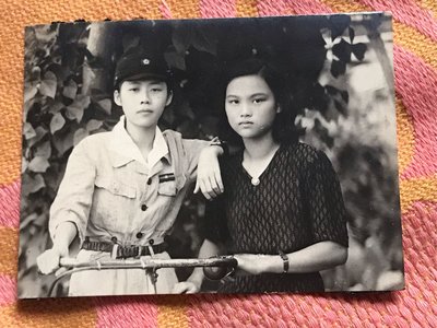 （青春歲月）1940年代，日據台灣時期，騎古董腳踏車的年輕情侶照 (俊男美女，天作之合)（左邊是穿青年團制服的幹部）