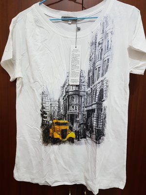 KAO MEIFAM高美芬設計師白色好看黃色汽車圖案T恤(竇騰璜 黃蕙玲