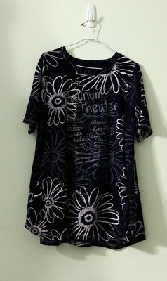日本品牌韓國製 Coral 深黑藍色傘狀寬擺長版T恤休閒衫/短版洋裝，向日葵及英文塗鴉印花，有彈性尺寸M~L碼 whiple clathas milida