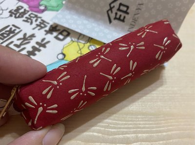 美家園日本生活館 日本製 印傳屋鹿皮 拉鏈方型印章包 紅色蜻蜓賣場