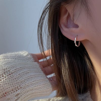 熱銷 純銀耳扣耳釘女夏小眾設計感素圈耳環2022新款潮高級感養耳洞耳飾*