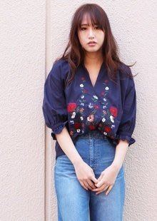 轉賣Mayumi IN JP ＊FREE'S MART 品牌折扣滿滿刺繡花柄V領襯衫上衣＊(深藍色) Rika KIKI