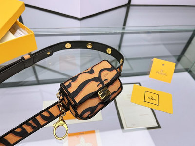 新款熱銷 Fendi 4款可選 腰包款 mini bag 口紅零錢包 尺寸:11x8cm 禮盒包裝 含購證 明星大牌同款