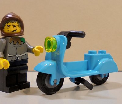 【LEGO樂高】城市系列交通工具 間藍色偉士牌機車 摩托車 黃色透明車燈 Medium Azure Scooter