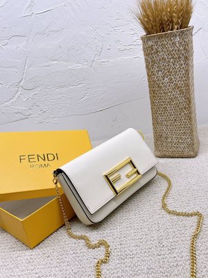 【MOMO全球購】Fendi 新款鏈條包 5色可選 單肩包 雙F扣側背包 21*11cm 禮盒包裝 含購證