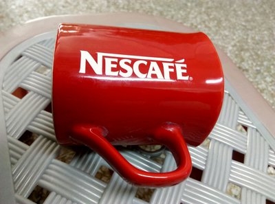 雀巢咖啡限量珍藏版咖啡杯，有小凹洞推測是製造過程所致，細看可見