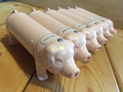 (I LOVE樂多)日本進口 小豬逗趣造型隨身菸灰缸鑰匙圈以及手電筒功能送人自用兩相宜