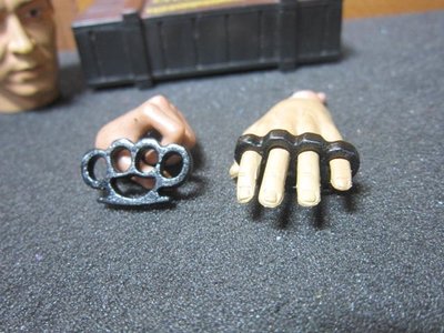 RG9休閒部門 黑幫格鬥人偶1/6舊化黑色手指虎一對(2個) mini模型玩具(非真人用)