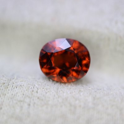 【艾爾莎寶石】1.91ct 近頂級淨度IF！濃郁閃亮橘！天然風信子石 Zircon