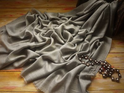 【喀什米爾Cashmere Pashmina圍巾披肩素色款：淺灰褐】鑽石織紋柔美輕暖 完勝Uniqlo