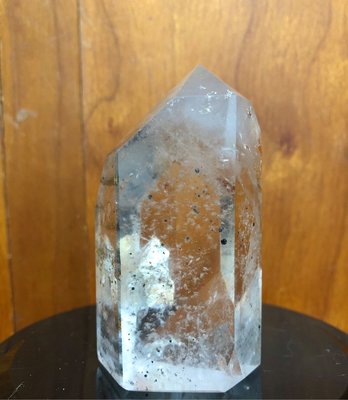 奇士水晶礦標-隨形異象晶中晶白水晶柱-帶黃鐵礦、綠幽靈、黃焦花、雲朵棉