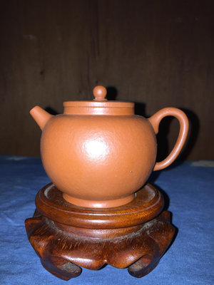 早期紫砂壺: 泥料:老朱泥， 巨輪宮燈壺款，單孔出水，空壺容量約150CC，特優價讓藏，免運。