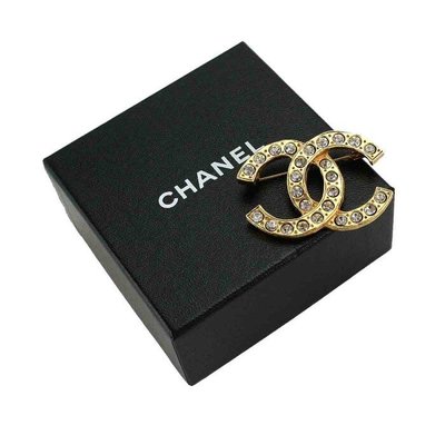 Chanel 鑽石胸針，刻印Chanel