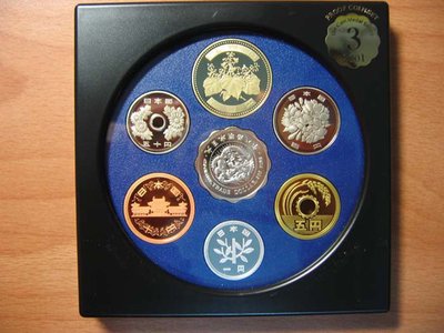 全新 可立式漂亮的日本2001年  有龍圖案 精鑄套幣  (附外紙盒及保麗龍護殼)