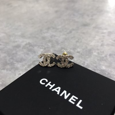 Chanel 耳環 經典logo鑲鑽 淡金色《精品女王全新＆二手》