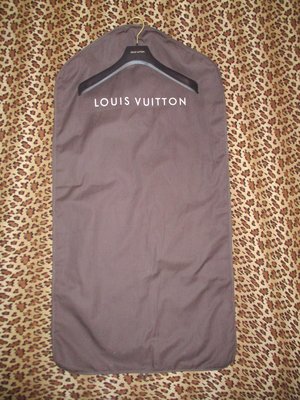 LV LOUIS VUITTON 大衣防塵套含衣架. 100%真品. 免運費!!