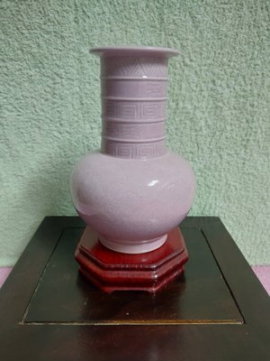 竹塹堂-大明弘治年製-紫地暗刻魚藻紋瓶(真品)