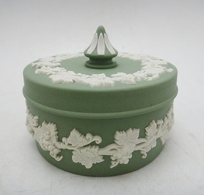 【二 三 事】英國製Wedgwood芥末綠碧玉浮雕華麗珠寶盒/置物盒