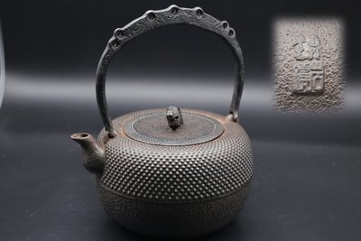 日本鐵壺，南部盛岡-岩鑄造 扁提手，霰模様 (有老水垢) 鉄瓶-162