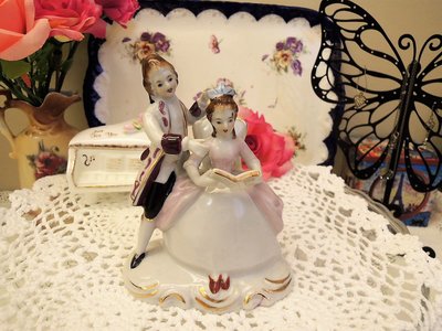 紫丁香歐陸古物雜貨♥歐洲 vintage早期 閱讀中的古典情侶陶瓷娃娃