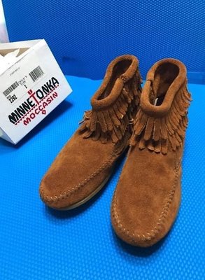 美國官購Minnetonka Double Fringe Side Zip Boot咖啡麂皮平底流蘇女童靴2號含運在台