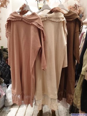 ??正韓 RARA家 披肩造型下拼接蕾絲紗裙針織洋裝，杏,咖,粉色，原價＄3280，連線價＄1890