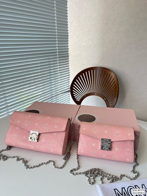 【熱銷】 新款MCM粉色信封 單肩包斜背包 專櫃同款 約會上班都適合啦  配折疊盒子
