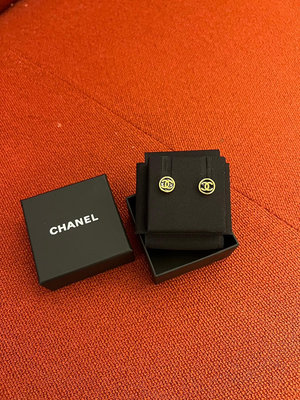 Chanel 黑金雙c鈕扣耳釘 閉眼入的款式 經典百搭 $2xxxx 2月初抵台