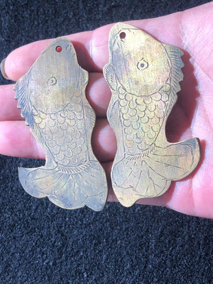 y雙魚，手刻老銅飾，應該是老家俱上的拉手。做車掛、鑰匙牌不錯，