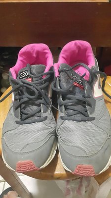 台灣迪卡儂女運動鞋二手七成新、尺寸美規9.5號日規27公分歐規42號，顏色粉紅及灰色鞋面，橡膠底尚好考脫膠鞋面尚好還可穿很久。圖一至圖六皆實物拍照,