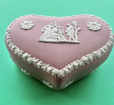 Wedgwood Jasper 粉紅色心型珠寶盒