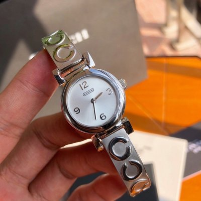 現貨熱銷-COACH 銀色 手鐲款時裝錶 C字精鋼錶帶 石英手錶 女錶 腕錶 購美國代購Outlet專場可團購