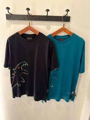 新款 日本 agnes b 小b 日本b 經典 恐龍 塗鴉圖案  男款 黑色 孔雀藍色 純棉短袖 短袖 T恤