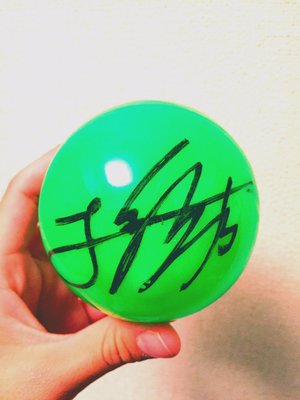 全館免運 BTS防彈少年田柾國親筆簽名2016東京演唱會現場手拋球綠色圓球　熊熊 可開發票