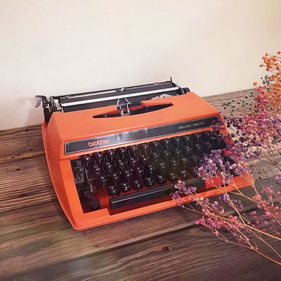 （年代秀）已讓藏～早期 日本製 brother 兄弟牌 橙色 機械式 打字機 普普風 老件收藏 陳列古道具