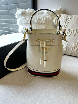 Gucci 全新 收藏 閒置 超美 仙女白色 牛皮 水桶包 肩背 斜背包 尺寸20cm 配件：盒子、長背帶、防塵套 特價出售