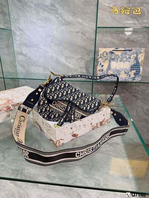 配禮盒Dior迪奧 轟動時尚界的馬鞍包當數老花款最受熱捧～每個包柜里都應該有的永恒經典也必將是一 NO68704